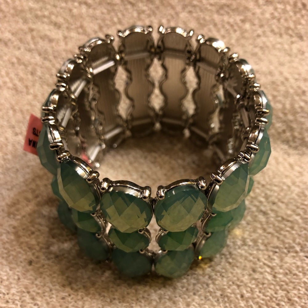 Green Faceted Resin Stone Bracelet - Picture 4 of 4